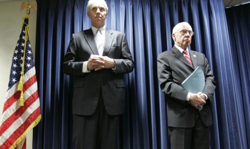 YDMYK: Leder for president Barack Obamas livvakter, Mark Sullivan, (til venstre) legger seg flat og beklager etter hendelsen. Her sammen med general Michael Mukasey. FOTO: AP/Steven Senne