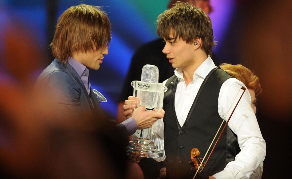 OVERRAKT: Alexander Rybak mottok trofeet av fjorårets Grand Prix-vinner, russiske Dima Bilan, på scenen i Moskva etter å ha vunnet den internasjonale Grand Prix-finalen. Kort tid etter ble trofeet ødelagt. Det nye har han fortsatt ikke vært i Oslo for å plukke opp. Foto: SCANPIX