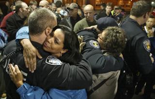 MISTET EN KOLLEGA: En politikollega av de drepte f�r tr�st av en innbygger i Lakewood etter drapet. Foto: AP Photo/The News Tribune, Dean J. Koepfler/Scanpix
