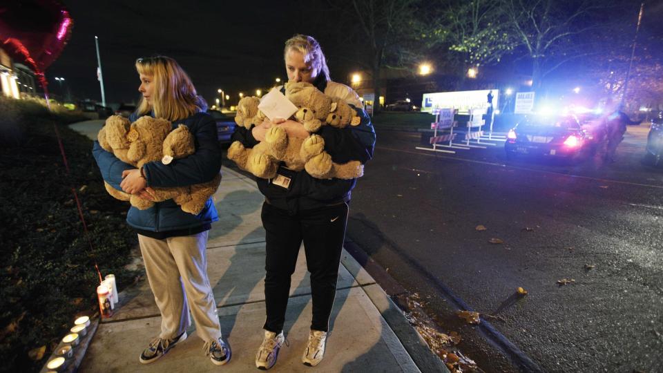 SORG: Her legger en mor og hennes datter ned teddybj�rner til minne for de drepte politifolkene i Lakewood i staten Washington. Foto: AP Photo/Ted S. Warren/Scanpix