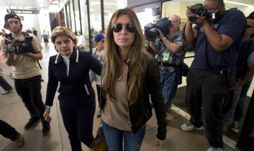 M�TTE ADVOKATEN: Uchitel har hyret kjendisadvokaten Gloria Allred som m�tte henne p� flyplassen i g�r. Foto:  (AP Photo/David Zentz)