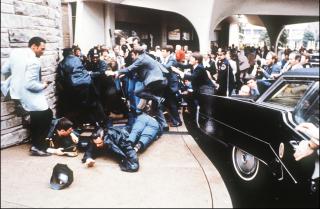 HARDT SKADET: President Ronald Reagan var d�den n�r grunnet stort blodtap. En livvakt ble lam for livet.  Foto: AFP