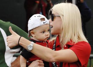 FAMILIEN: Tiger Woods med datteren Sam Alexis og sin svenske kone Elin. Foto: Ezra Shaw/Getty Images/AFP