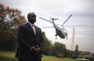 P� POSTEN SIN: En Secret Service-agent p� jobb mens Marine One med Barack Obama om bord tar av fra Det hvite hus. Foto: EPA/SHAWN THEW