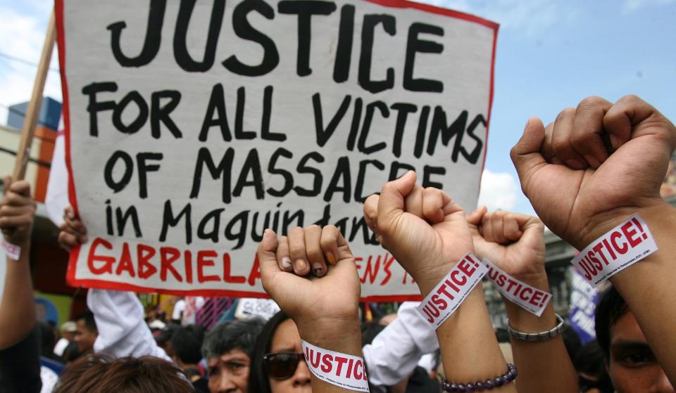 KREVER SLUTT P� JOURNALISTANGREP: Filipinske demonstranter hevet knyttnevene i demonstrasjonen mot massakren av minst 57 personer, hvorav de fleste var journalister. FOTO: EPA/ALANAH M. TORRALBA