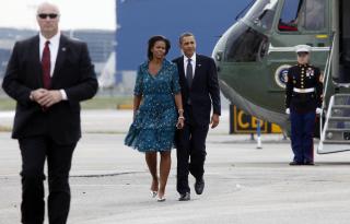 RENEGADE OG RENAISSANCE: Secret Services kodenavn p� Barack og Michelle Obama, her p� JFK i september, anf�rt av en Secret Service-agent. Foto: AP/Charles Dharapak