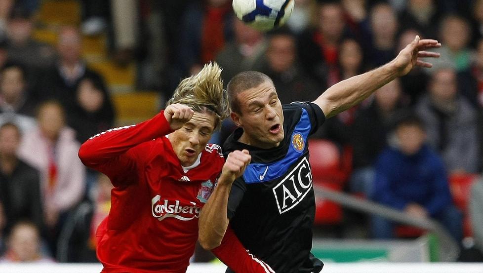 VIKTIG DUELL: Fernando Torres har gitt Nemanja Vidic mye � sette tennene i opp gjennom �rene. De siste m�tene har imidlertid serberen og Manchester United kommet best ut av.Foto: SCANPIX/REUTERS/Phil Noble