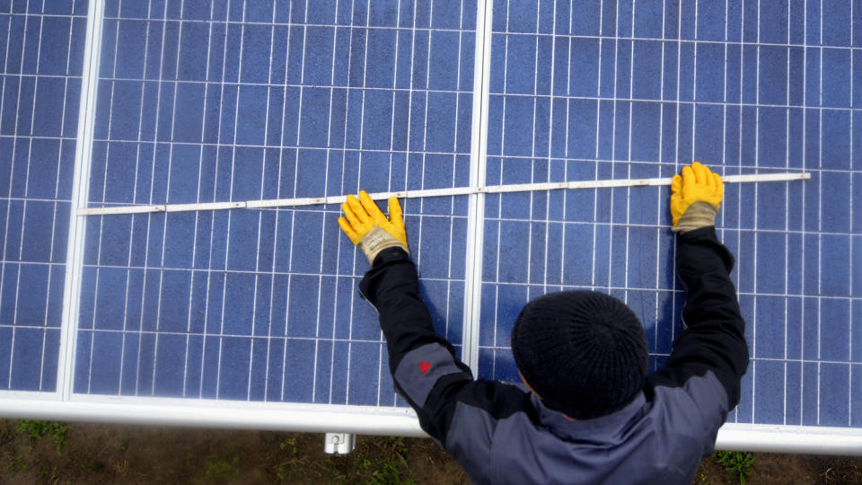 SKAL FANGE MER ENERGI:  Norske forskere jobber med � lage framtidens solcellepanel. Det skal fange opp til tre ganger mer energi enn dagens paneler. Arkivfoto: AFP PHOTO DDP