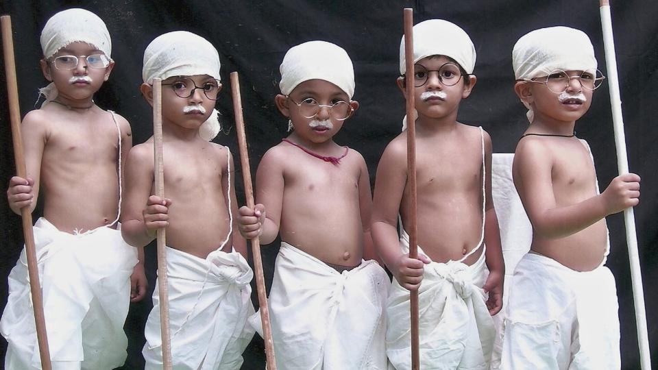 FORBILDE: Skolebarn kledde seg ut som Ghandi 1. oktober i anledning 140-�rsdagen for hans f�dsel. Foto: REUTERS/Scanpix