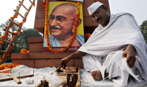 FEIRET: 140-�rsdagen for Mahatma Gandhis f�dsel ble markert av indere over hele landet i form av b�nn og sosiale aktiviteter. Foto: AFP/Scanpix