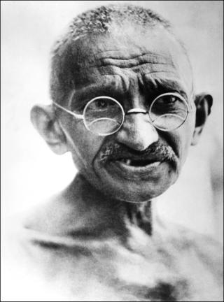 RESPEKTERT: Dette bildet fra 24. juli 1931 viser Mahatma Gandhi som taler i New Delhi.  Foto: AFP/Scanpix