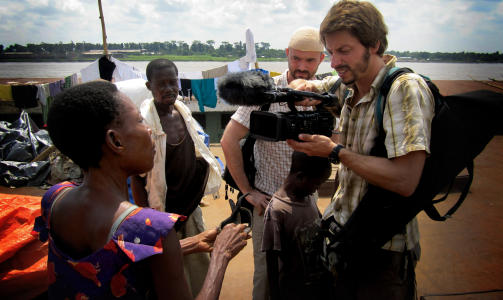 LAGER DOKUMENTAR: Den belgiske journalisten Cedric Gerbehaye og fotograf L�ic Deluaulx skal dokumentere livet omnord i lekteren Kotakoli. Foto: �istein Norum Monsen/Dagbladet