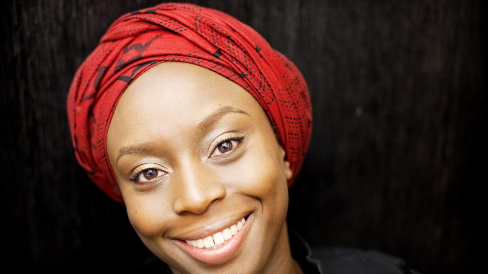 PRISBEL�NT: Chimamanda Ngozi Adichie var en frontfigur under den afrikanske uka p� Litteraturhuset. Tre av hennes b�ker er utgitt p� norsk. �Dypr�d hibiskus� i 2006, �En halv gul m�ne� i 2007 og n� i h�st novellesamlingen �Kvelningsfornemmelser�. Foto: Espen R�st/Dagbladet