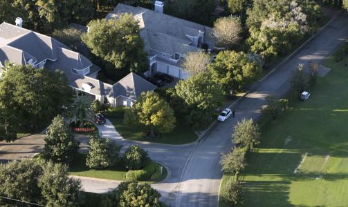 KRASJET UTENFOR EGET HUS: Tiger Woods ble funnet bevisstl�s og bl�dende natt til fredag. Foto: AP/Orlando Sentinel/Gary W. Green
