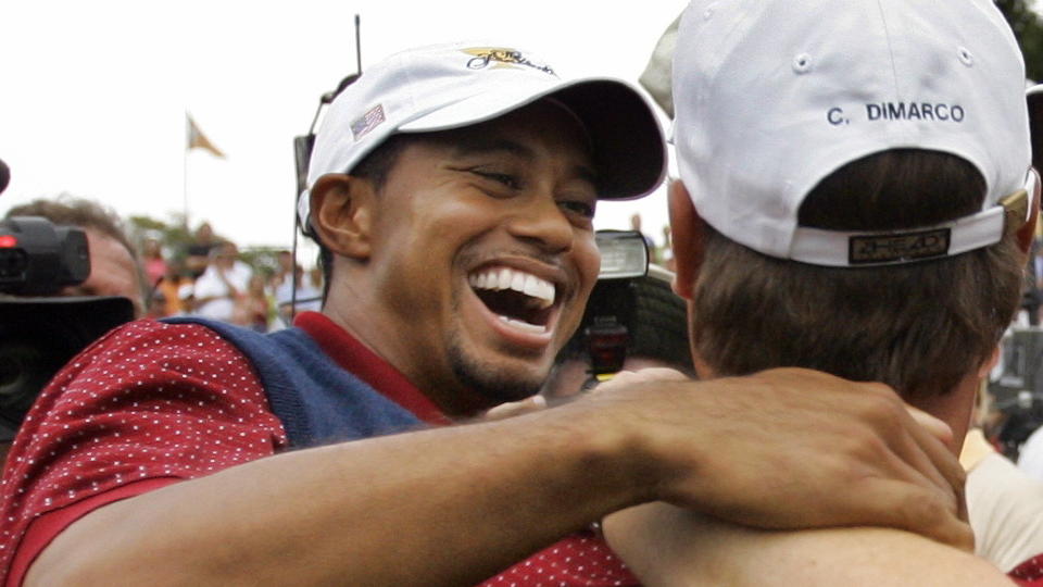 BURDE LAGT SEG P� SOFAEN: Chris DiMarco mener Tiger Woods fortelle hvorfor han stakk av fra huset sitt f�r helga. Her feirer han og Wodds en seier i Ryder Cup. Foto: REUTERS/Shaun Best