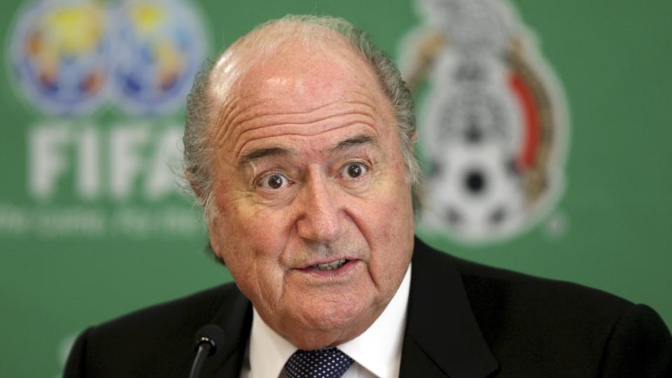 MENNESKELIG � JUKSE: FIFA president Sepp Blatter �pner for flere dommere til sommerens VM. - Spillerne mangler disiplin og respekt for spillet fordi de pr�ver seg p� juks. Det er menneskelig � utnytte situasjonen, men det m� vi kjempe imot, sier han.  Fote: Daniel Aguilar/Scanpix