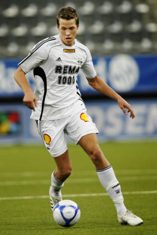 TIL RANHEIM: Roseborgs Michael Karlsen l�nes ut. Foto: Jon-Michael Josefsen / Scanpix