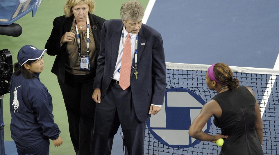 LAGDE BR�K: Tennisstjerna Serena Williams b�de skjelte ut og truet en kvinnelig linjedommer (t.v.) som markerte fotfeil i en avgj�rende fase av semifinalen mot Kim Clijsters i september. Her diskuterer hun med hoveddommer Brian Earley og turneringsleder Donna Kelso. Foto: Andrew Golmbert/Scanpix