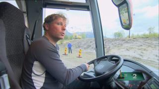 - FORTSATT SINT: Hallgeir Lundemo er forsatt sint for at han tapte frikortkonkurransen, hvor deltakerene m�tte man�vrere en buss mellom kjegler. 41-�ringen har tidligere kj�rt buss, lastebil og vogntog. Foto: TVNORGE