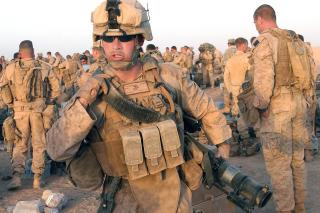 TRAPPER OPP: USAs og NATOs �verstkommanderende i Afghanistan, general Stanley McChrystal, har bedt om ytterligere 40 000 soldater. Obama ventes � ville stille med n�r 30 000 av disse. Foto: EPA/Scanpix