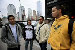 KASTER BORT FLERE LIV: - Sa ikke Obama at han skulle ende krigen? sp�r Geraldo Garcia (18) fra Bronx. Fra venstre: Geraldo Garcia, Diego Cuzoo, Livington G. Thormes og Kelby Tesada. Foto: �rjan Ellingv�g