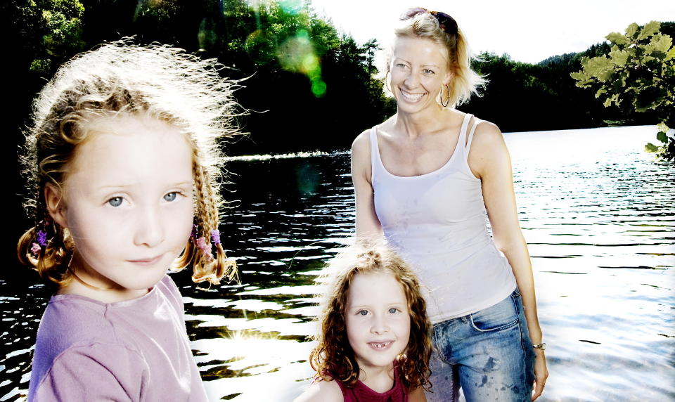 LIVET G�R VIDERE: Erle og Tina (6) har mistet pappa, Gunn Hild Lem har mistet sin ektemann. N� er hun k�ret til �rets mamma for sin �penhet og sitt engasjement. Foto: LINDA N�SFELDT/DAGBLADET  
Foto: Linda N�sfeldt / Dagbladet