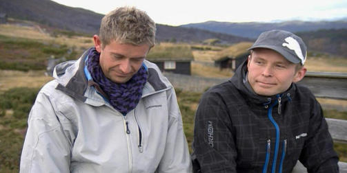 FORUNDRET: H�vard Johnsen Jarstad (til venstre), som sammen med Sami Petteri Toivanen var de to gjenv�rende beilerne p� Jan-Eriks g�rd. Foto: TV 2