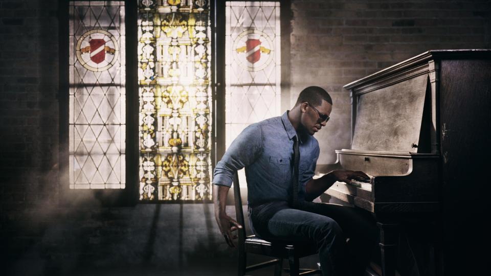 NOE ENSPORET? R. Kelly bare m� ha det. Men sexfikseringen hans hadde ikke v�rt s� pinlig om l�tmaterialet for �vrig hadde holdt god gammel standard. 
Foto: Sony Music