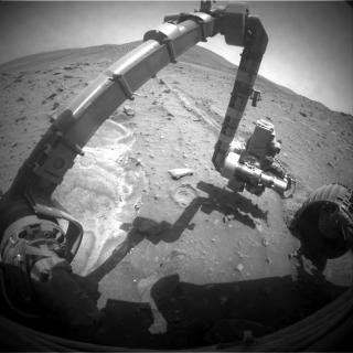 NEKTER � D�: Marsroveren Spirit skulle etter planen bare leve i 90 dager. Den ble sendt opp til Mars i 2004, men er der enn�. Her har den tatt bilde av sin egen arm og omgivelsene rundt 11. oktober 2009. Foto: REUTERS/NASA/JPL-Caltech