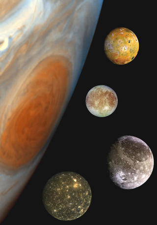 SJANSE FOR LIV: Dette er de jovianske m�nene, kanten av Jupiter og planetens fire m�ner, fra toppen: Io, Europa, Ganymedes og Callisto. S�rlig p� Europa h�per man p� � finne tegn til liv. Foto: NASA/ESA
