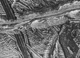 EUROPA LIGGER FRAM I TID: Jupiters m�ne Europa skal utforskes i fremtiden. Her tror forskerne det er gode sjanser for � finne laverest�ende liv. Dette bildet av m�nens overflate er tatt av NASAs romsonde Galileo, som ble �delagt i 2003.  Foto: EPA/AFP NASA