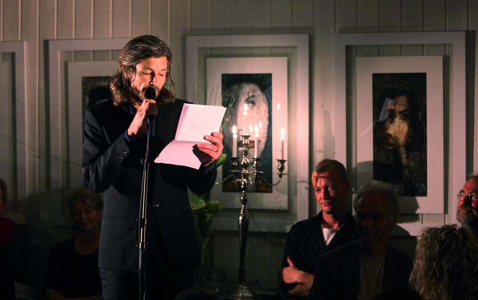 ETTERSPURT FORFATTER: Karl Ove Knausg�rd er en meget etterspurt og attraktiv forfatter. M�tet mellom ham og publikum p� Litteraturhuset i kveld - tirsdag 8. demeber - er utsolgt. Dette bildet er fra Stavanger, p� Cafe Sting, tidligere i h�st.
Foto: ERLING H�GELAND/Dagbladet