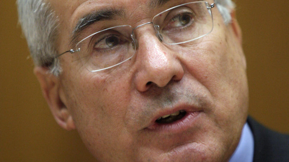 BLE GRILLET: Nicholas Stern, leder for klimaforskningsinstituttet Grantham p� London School of Economics, m�tte i g�r svare p� sp�rsm�l fra britiske journalister i forbindelse med at sjefen for et annet britisk klimainstitutt har trukket seg fra sin stilling. (AP Photo/Lefteris Pitarakis)
