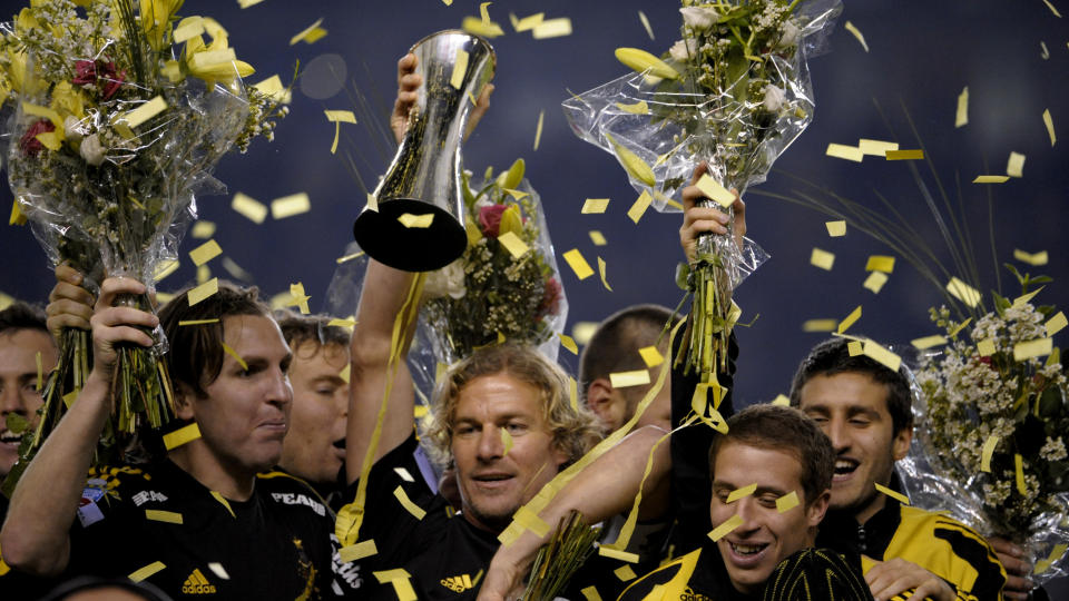 VANT:AIKs Daniel Tjernstr�m med pokalen etter l�rdagens svenske cupfinale i fotballmellom AIK og IFK G�teborg p� R�sunda stadion i Solna, Stockholm i �r.
Foto: Janerik Henriksson / Scanpix