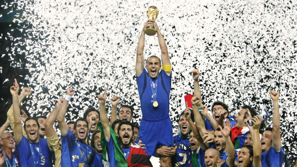 HVOR MANGE AV DISSE: Fabio Cannavaro og Italia-spillerne jubler for en av Italias .... VM-trof�er. Hvor mange har de vunnet? Foto: AP Photo/Luca Bruno, File