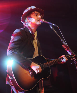 M�TTE BEKLAGE: Pete Doherty har sendt ut en lang beklagelse etter nasjonalsang-blemma. Foto: SCANPIX/AFP PHOTO DDP