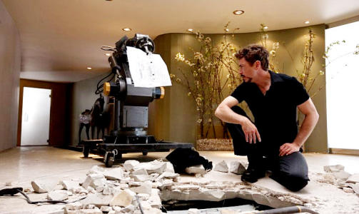TEKNOLOG: Robert Downey jr./Tony Stark f�r nye problemer � hanskes med, blant annet sin egen hang til � ty til flaska. FOTO: MARVEL