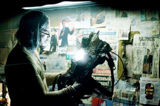 OPPTATT: Mickey Rourke/Ivan Vanko finpusser p� sin drakt. FOTO: MARVEL