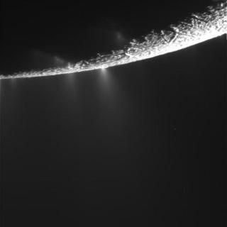 LOVENDE FOR LIV: Saturns m�ne Enceladus er et av de mest lovende stedene for forskere som leter etter liv i rommet. Dette bildet ble tatt av romsonden Cassini da den kj�rte forbi for et par uker siden. Foto: NASA