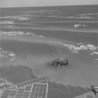 OPPORTUNITY: Tvilling-roveren Opportunity er p� den andre siden av Mars for tiden, der den driver og unders�ker en merkelig stein. Den er 47 cm lang og det kan dreie seg om en meteoritt. Foto: NASA