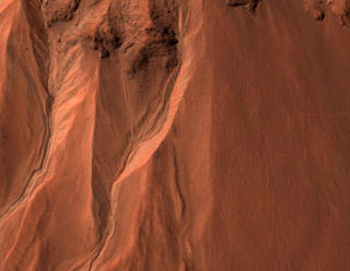 ISKALD OG R�D: Bilde tatt av kameraet p� NASAs Mars Reconnaissance Orbiter fra april til august i �r. Det viser et krater p� Mars. Romsonden har fotografert Mars siden 2006. Du kan f�lge med p� alle bildene som kommer p� dens egen nettside. Foto: REUTERS/NASA/JPL