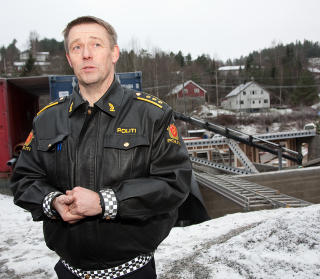 - EN OMKOM - Det var kun en person i bygget, sier lensmann �ystein Krogstad. Foto: Tore Johnsen.