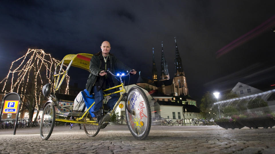 EKTE GREVE: Carl Wachtmeister (45) fra Sm�land kj�rer sykkeltaxi for � betjene gjelda til banken. N� s�rger en eldre mann fra Uppsala for at han slipper � sove ute i vinter. Foto: EXPRESSEN