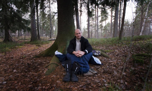 BODDE I SKOGEN: Den svenske greven Carl Wachtmeister (45) har ligget ute i skogen i sovepose. Foto: EXPRESSEN