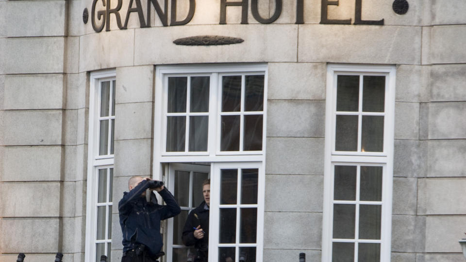ENORMT SIKKERHETSOPPLEGG: Rundt 200 Secret Service-agenter og n�rmere 2000 norske politifolk jobber med sikkerhetsopplegget rundt Obamas bes�k. Her Beredskapstroppen p� befaring p� balkongen til Grand Hotel, der presidenten skal bo. Foto: SCANPIX
Foto: Morten Holm / Scanpix