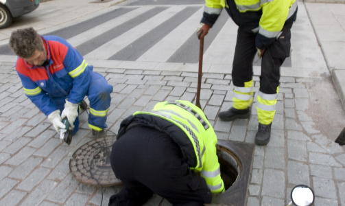 SJEKKES AV POLITIET: F�r lokkene sveises igjen, leter politiet etter fremmedelementer under bakkeplan.
Foto: Morten Holm / Scanpix
