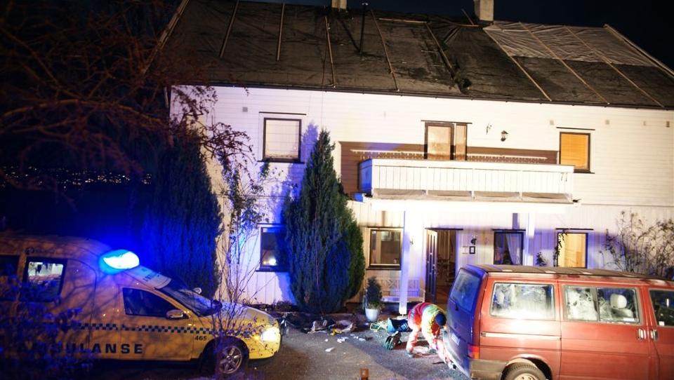 FALLULYKKE: En 26 �r gammel mann er fraktet til sykehus med alvorlige hodeskader etter fall fra et hustak i Hurum. Foto: JONNY OLSEN