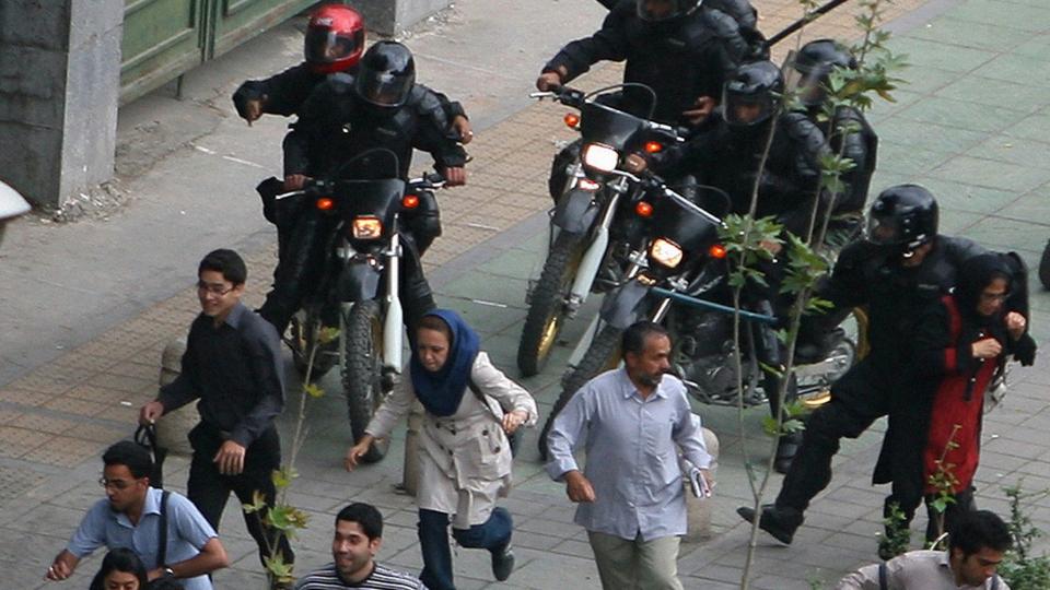 VOLD: Politifolk og milit�re begikk grove menneskerettighetsbrudd under og etter valget i Iran. Foto: AP/Scanpix
