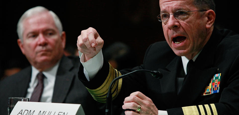 FORSVARSTALE: Forsvarsminister Robert Gates (v.) og admiral Michael Mullen var i g�r i Senatet for � forsvare Obama-administrasjonens avgj�relse om � sende ytterligere 30 000 soldater til Afghanistan. Foto: AFP/SCANPIX