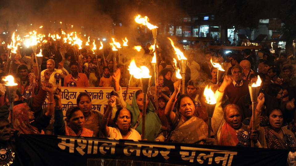 MINNEMARKERING: Folk i omr�det n�r Union Carbide-fabrikken i Bhopal i India samlet seg i dag for � minnes kjemikaliekatastrofen som krevde tusenvis av d�dsofre for n�yaktig 25 �r siden. Foto: AFP PHOTO/ Indranil MUKHERJEE